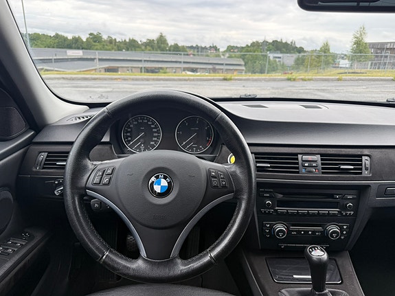 BMW 320d 14 of 16