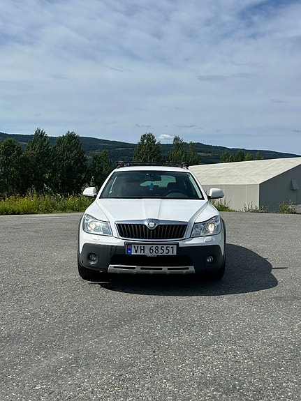 Skoda Octavia Scout 2 of 5