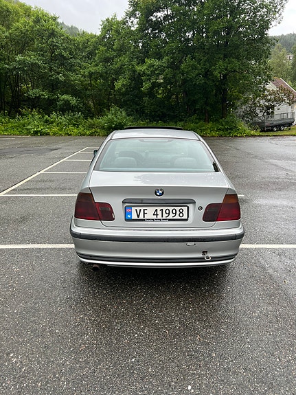 BMW 318i 4 of 15