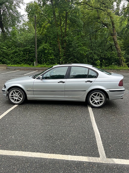 BMW 318i 2 of 15