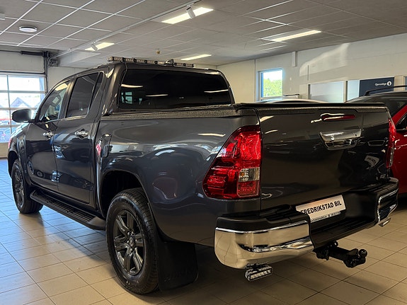Toyota HiLux 2 of 5