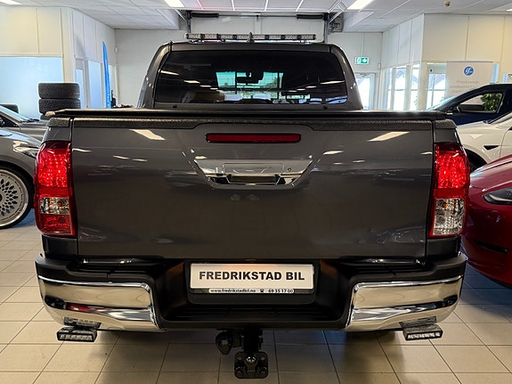 Toyota HiLux 3 of 5