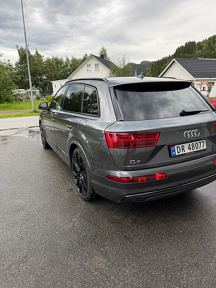 Audi Q7 4 of 5