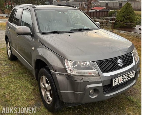 Suzuki Grand Vitara 2 of 5