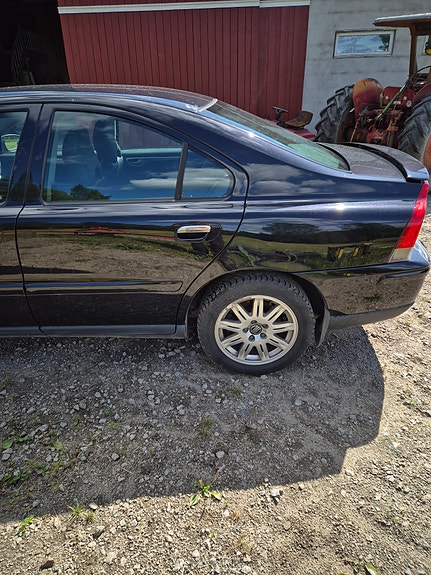 Volvo S60 4 of 5