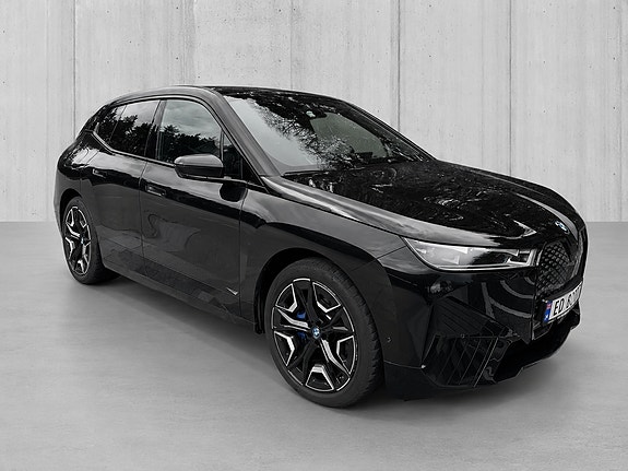 BMW iX 2 of 5