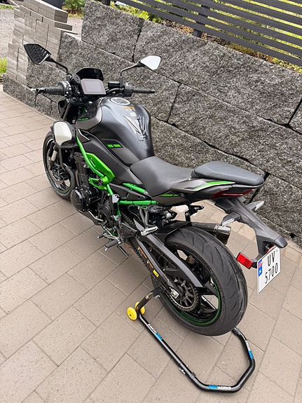 Kawasaki Z 900 2 of 11