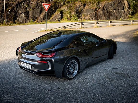 BMW i8 2 of 15