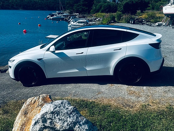 Tesla Model Y 2 of 5