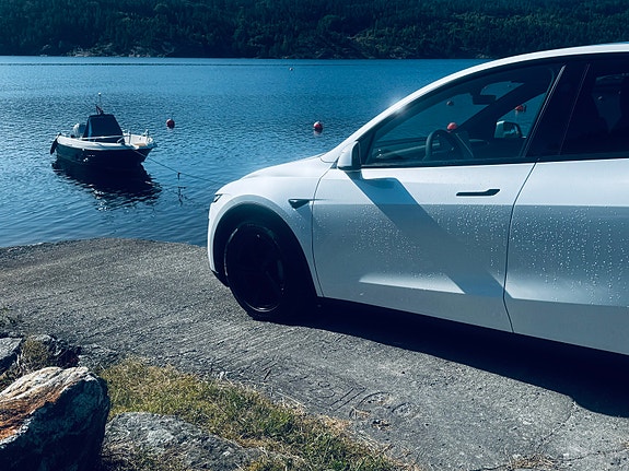 Tesla Model Y 3 of 5