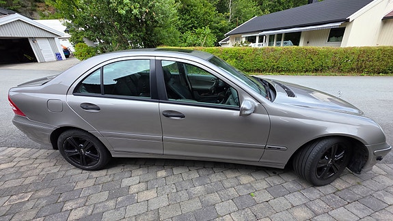 Mercedes-Benz C220 d 3 of 13