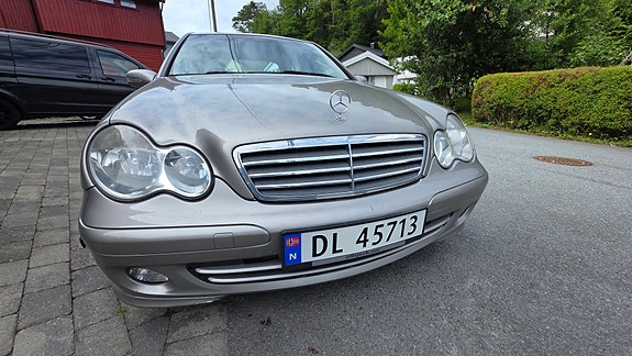 Mercedes-Benz C220 d 2 of 13