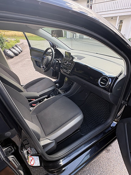Volkswagen UP! 27 of 30