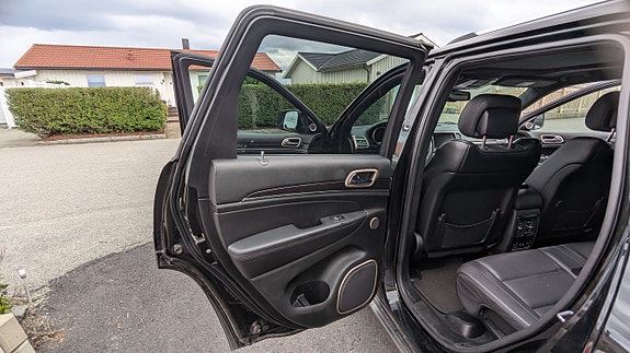 Jeep Grand Cherokee 15 of 30