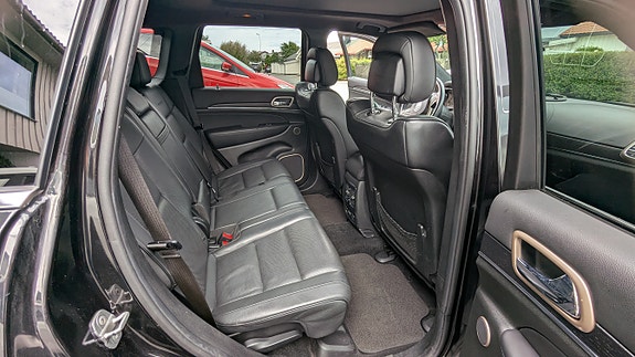 Jeep Grand Cherokee 23 of 30