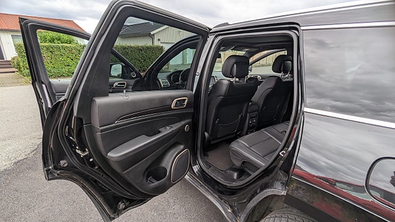Jeep Grand Cherokee 12 of 30