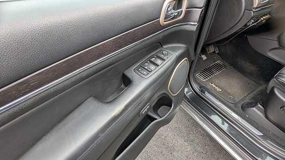 Jeep Grand Cherokee 17 of 30
