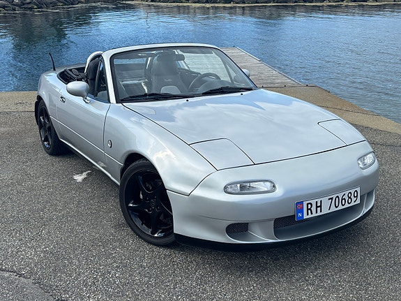 Mazda MX-5 2 of 5