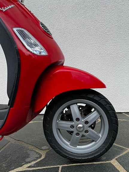 Vespa LX 50 3 of 24