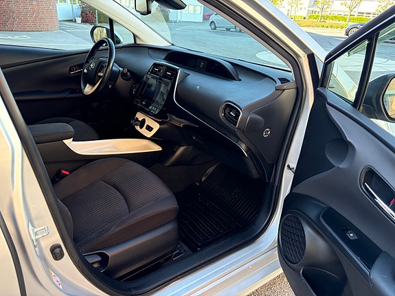 Toyota Prius 10 of 27