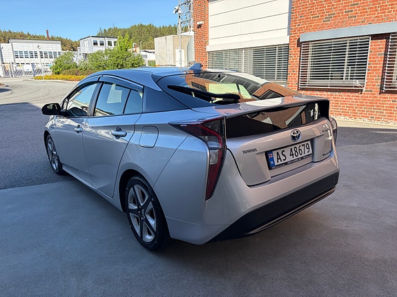 Toyota Prius 4 of 5