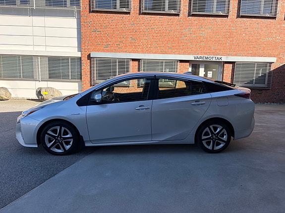 Toyota Prius 3 of 5