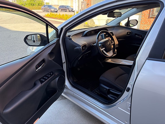 Toyota Prius 8 of 27