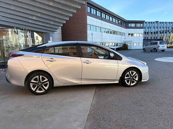 Toyota Prius 7 of 27