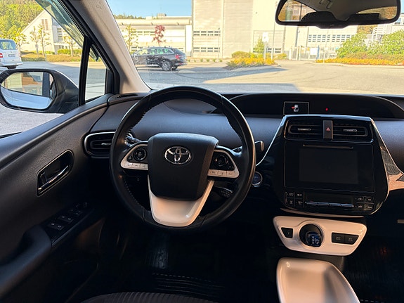 Toyota Prius 12 of 27