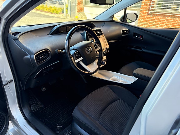 Toyota Prius 9 of 27