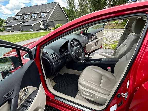 Toyota Avensis 2 of 5