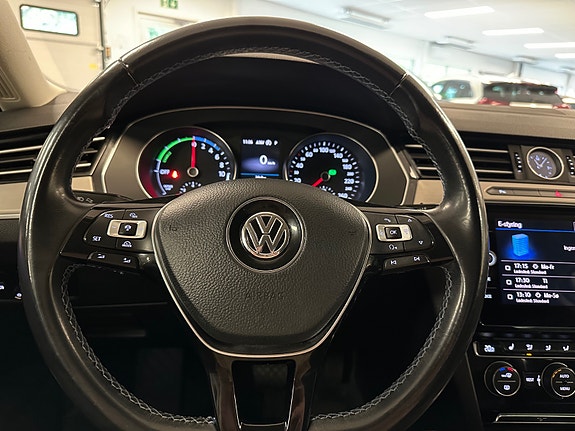 Volkswagen Passat 11 of 30