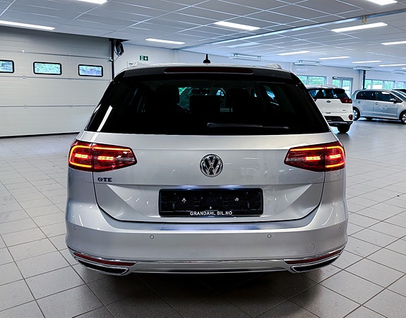 Volkswagen Passat 7 of 30