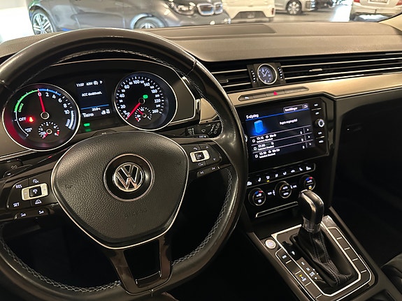 Volkswagen Passat 16 of 30