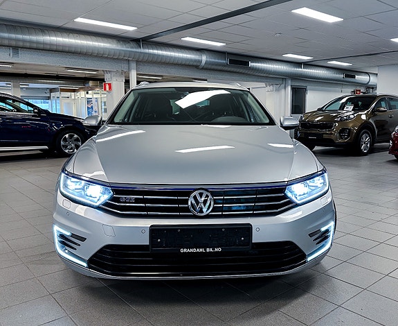Volkswagen Passat 4 of 30