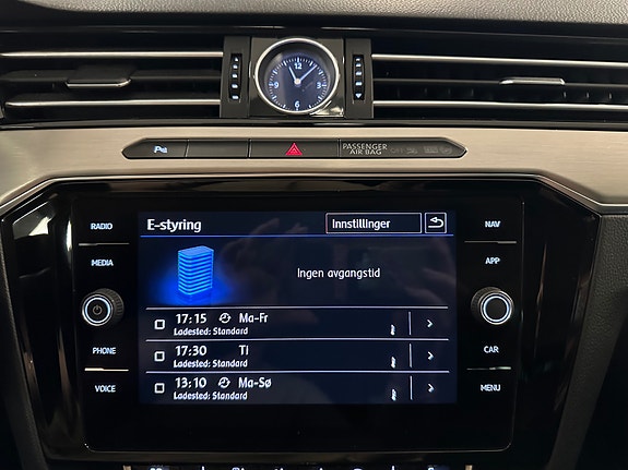 Volkswagen Passat 18 of 30
