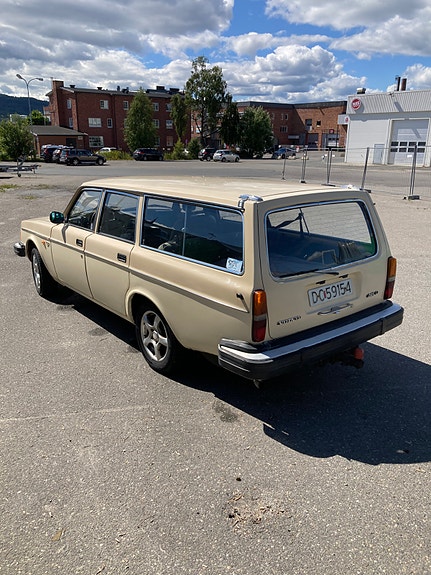 Volvo 240 3 of 5