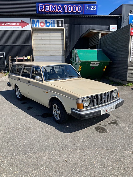 Volvo 240 2 of 5
