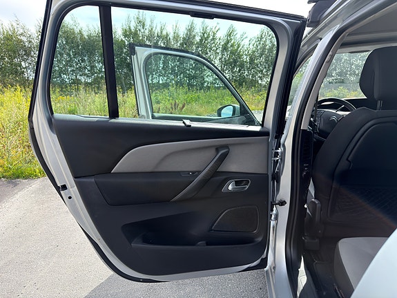 Citroen Grand C4 Picasso 27 of 30