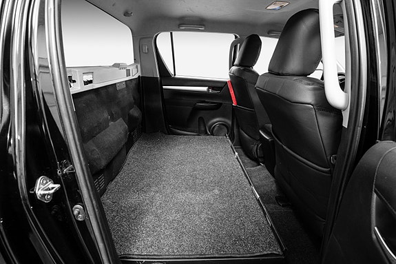 Toyota HiLux 14 of 30