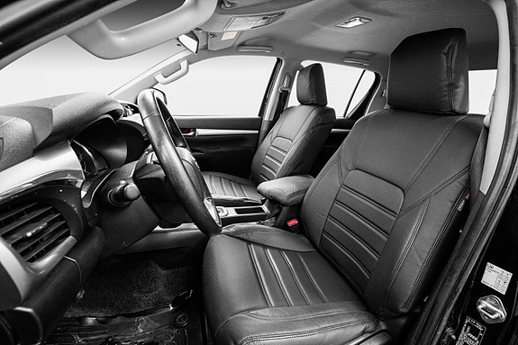 Toyota HiLux 11 of 30