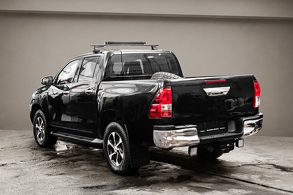 Toyota HiLux 2 of 30