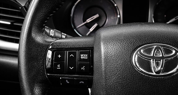 Toyota HiLux 23 of 30