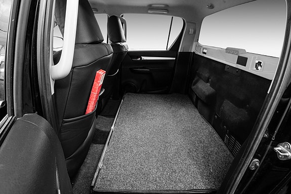 Toyota HiLux 13 of 30