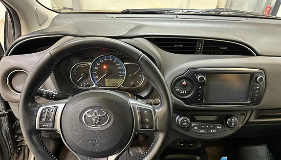 Toyota Yaris 7 of 12