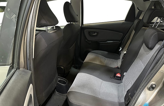 Toyota Yaris 12 of 12