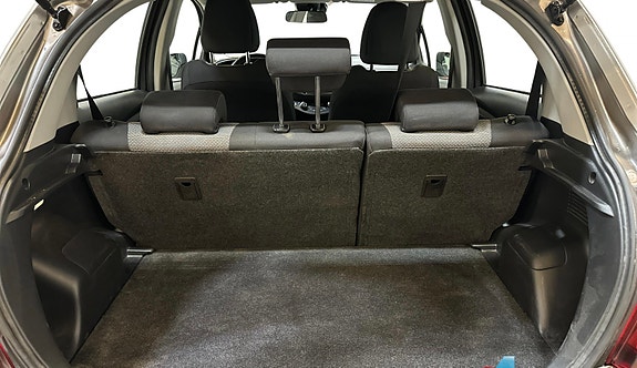 Toyota Yaris 8 of 12