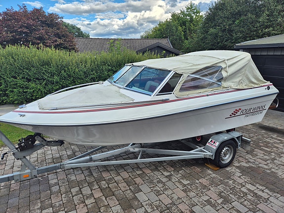 Pen 16-fots Fourwinns m/ Evinrude 60 hk og båthenger inkludert 9 of 20
