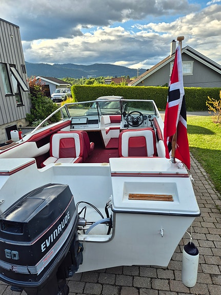 Pen 16-fots Fourwinns m/ Evinrude 60 hk og båthenger inkludert 2 of 20