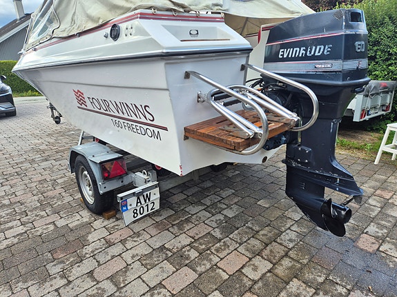 Pen 16-fots Fourwinns m/ Evinrude 60 hk og båthenger inkludert 18 of 20